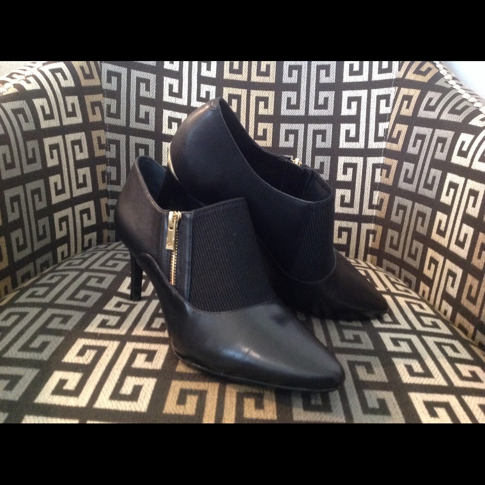 Calvin Klein 3 inch heel w/gold zipper & hardware - Picture 3 of 6